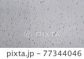 窓ガラスにあたる雨　雨音 77344046