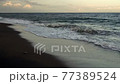 Strong waves on a volcanic beach. 77389524