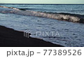 Strong waves on a volcanic beach. 77389526