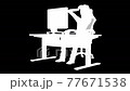 パソコン作業中に問題が発生して頭を抱える男性（影あり・透過用マスク） 77671538