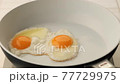 フライパンで目玉焼きを焼く 77729975