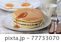 ホットケーキにシロップをかける 77733070