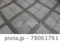 石タイルの上を歩く スロー 78061761