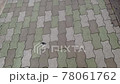 石レンガの上を歩く スロー 78061762