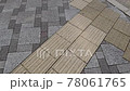 横断歩道へゆっくり歩き進める 78061765