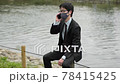 A business person masks the corona in Kawahara and calls with a smartphone 3 78415425
