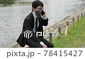 A business person masks the corona in Kawahara and calls with a smartphone 1 78415427