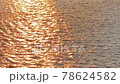 海面上的波浪，夕陽反射並以橙色閃耀 78624582