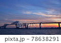 東京ゲートブリッジと夕陽と青い空のコントラスト 78638291
