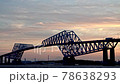東京ゲートブリッジの間から夕陽に照らされた富士山のスロー 78638293