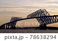 東京ゲートブリッジの間から夕陽に照らされた富士山のスロー 78638294