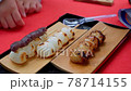 金沢兼六園で団子を食べる 78714155