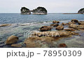平靜的海面、岩石區和圓月島（白濱） 78950309