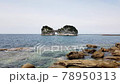 平靜的海面、岩石區和圓月島（白濱） 78950313