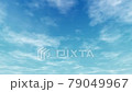 雲が流れていく早朝の薄い空 79049967