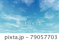 朝から昼に移り変わっていく空 79057703