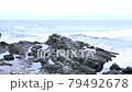 曇天で岩に打ち付ける波 79492678