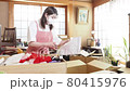 家庭主婦整理凌亂的房間 80415976