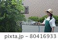 家庭主婦在花園裡澆水 80416933