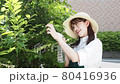 家庭主婦在花園裡澆水 80416936