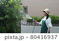 家庭主婦在花園裡澆水 80416937
