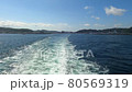 Wake of the sea on a sunny day 80569319