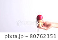 玩劍玉的女人手上的大盤子[白色背景] 80762351