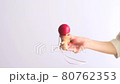 玩劍玉的女人，皺著眉頭【白底】 80762353