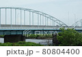 多摩川丸子橋の往来と橋を潜るカヌー 80804400