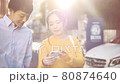 スマホの情報を確認するカップル　4Kの動画素材