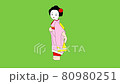 偽裝成舞妓的忍者。綠色背景。 80980251