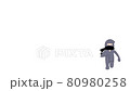 從角落的天花板上下來的忍者。白色背景。 80980258