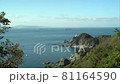 早朝の朝日を浴びる岬の先の白い灯台 81164590
