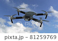 3dドローン A-003 正面 飛行状態 青い空 8秒ループ グリーンスクリーン アルファマット 81259769