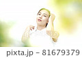 リラックスした笑顔を見せる若い女性の動画素材 [81679379]