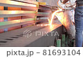 iron casting process ; pouring molten metal in green sand process   81693104