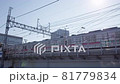 東京の朝、通勤・通学する人々を乗せて走る電車をスローモーションで撮影1 81779834