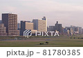 早朝　日の出の時間帯に朝日に照らされた高層住宅街と多摩川の河川敷 81780385