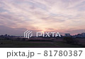 朝日が昇る多摩川の河川敷　東京のスカイラインを橋の上から 81780387
