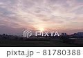朝日が昇る多摩川の河川敷　東京のスカイラインを橋の上からタイムラプス撮影 81780388
