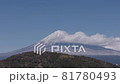 冬の朝、富士山を見上げてタイムラプス撮影 81780493