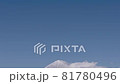 冬の朝、富士山を縦にティルトダウンするカメラワークで撮影 81780496
