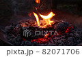 當我用篝火燒烤後擊中燃燒的木炭時，產生火花和煙霧並變成灰燼 82071706