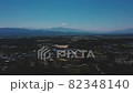 空撮　美しい山々と青い空　田舎の小さな集落 82348140