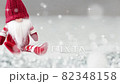 サンタクロースが待っている雪が降るクリスマス　キラキラ光る 82348158