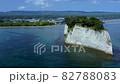 奥能登見附島を青空の下で空撮 82788083