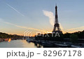 朝焼けのエッフェル塔　ビラケム橋からセーヌ川を望む 82967178