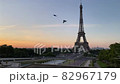 朝焼けのエッフェル塔　トロカデロ広場から望む　鳩の群れ 82967179