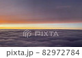パリ上空機内より　雲海と朝日のグラデーション 82972784