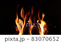 焚き火の炎（キャンプ場で薪が燃える）（音声付き） 83070652
